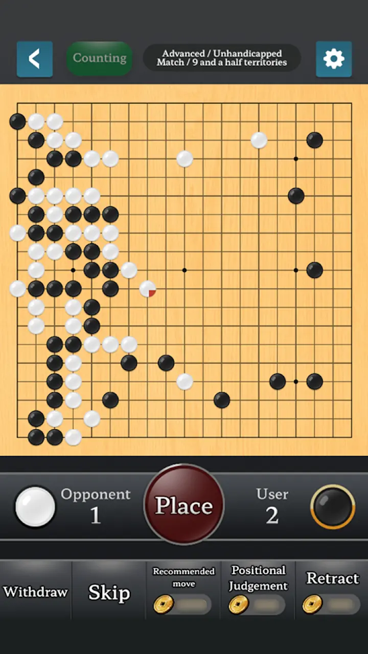 Tabuleiro de go com pedras pretas e brancas em disputa